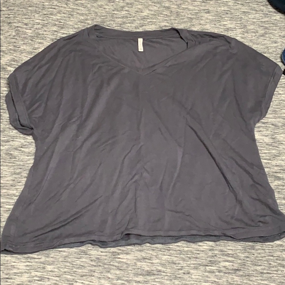 gray short sleeve shirt